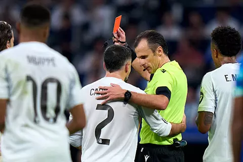 بعد طرده أمام مارسيليا.. إيقاف كارفاخال لمباراتين في دوري أبطال أوروبا